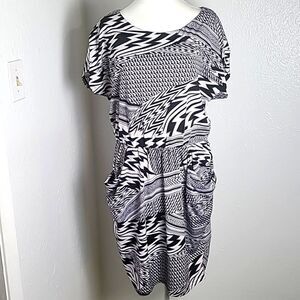 Dots Black & White Aysemetrical Print Dress with Pockets in Front, Size Medium